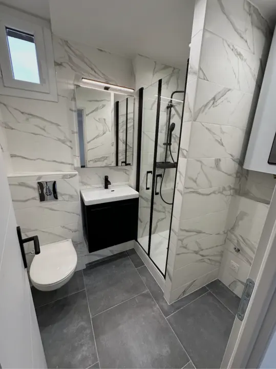 Salle de bain rénovée avec électricité aux normes