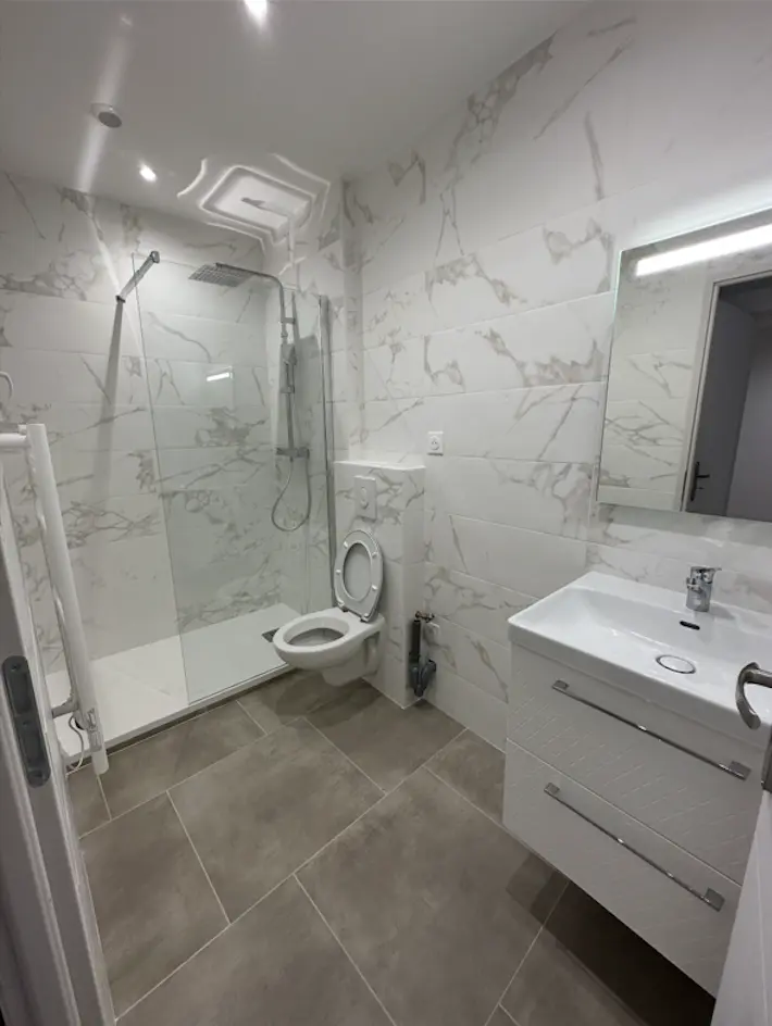 Salle de bain carrelée, idéale pour un plancher chauffant