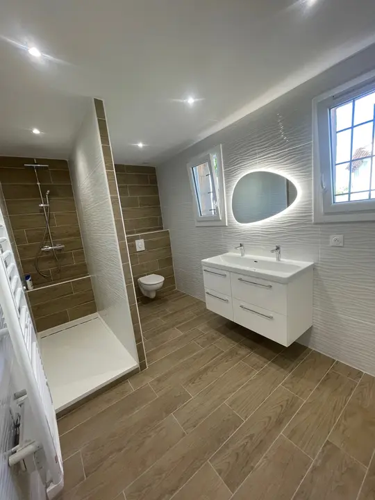 Salle de bain avec sol carrelé